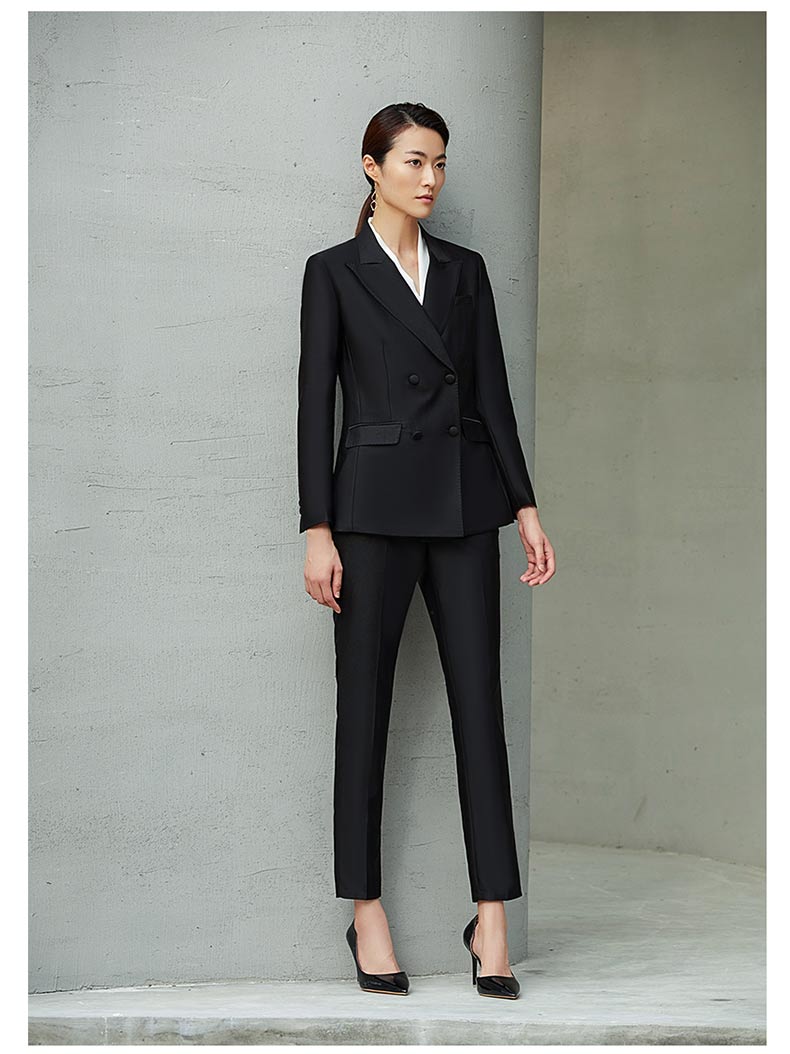 女款黑色雙排扣職業西服模特展示圖3