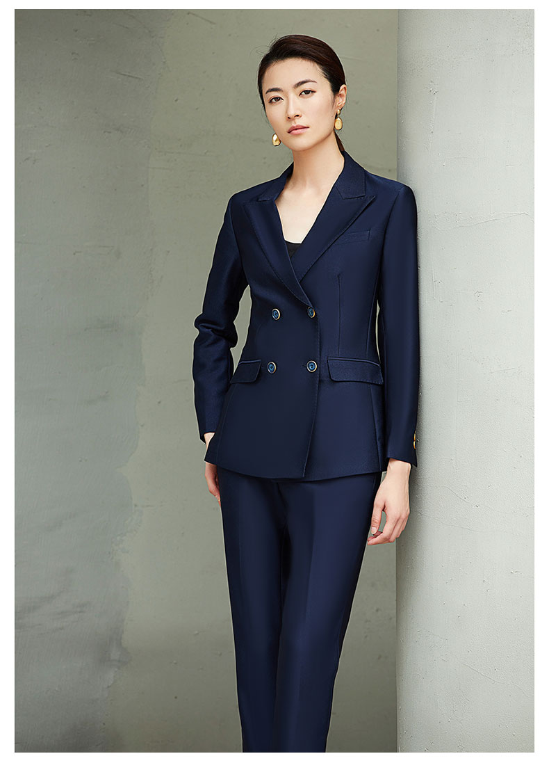 女士藍色雙排扣職業西服模特展示圖2
