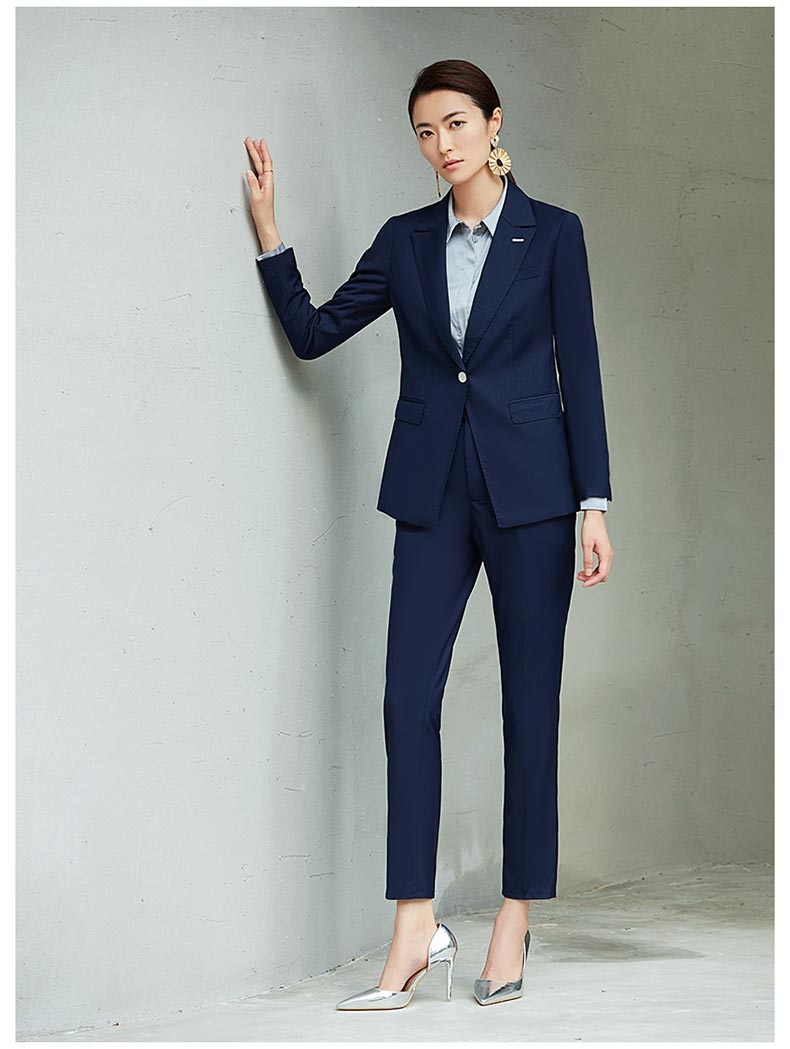 女款藍(lán)色單扣職業(yè)西裝定做款式圖模特展示2