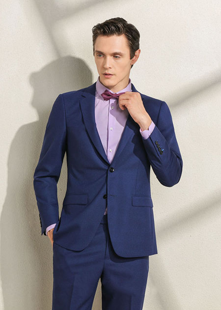 商務(wù)場合選擇條紋西裝還是純色西裝