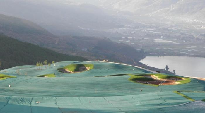 設(shè)置防滲膜是垃圾填埋場常用和可靠的做法