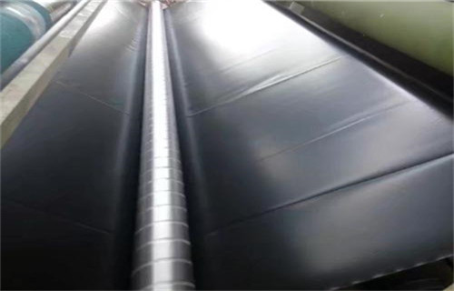 土工膜搭接縫應(yīng)保持在10公分以上