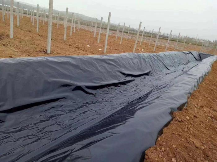 土工膜常用于垃圾填埋場、水庫等，其滲透性能