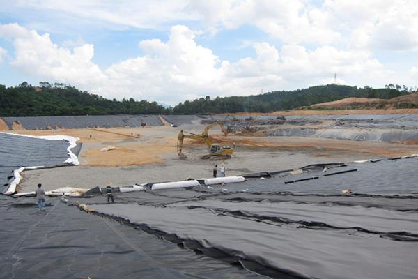 給土工膜固定的時候用錨固溝和緩沖平臺的作用是什么? 第1張