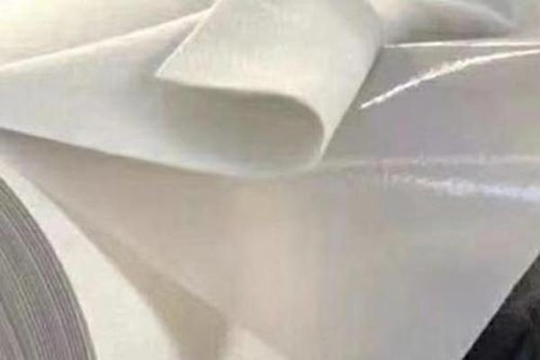 復合土工膜的鋪設方法: 布在上還是膜在上？